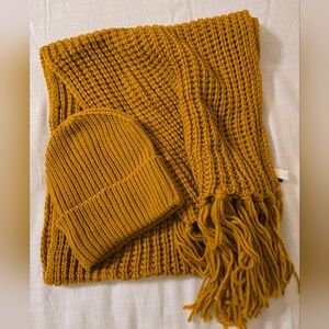 NWOT Le Chateau Chunky Knit Scarf and Beanie